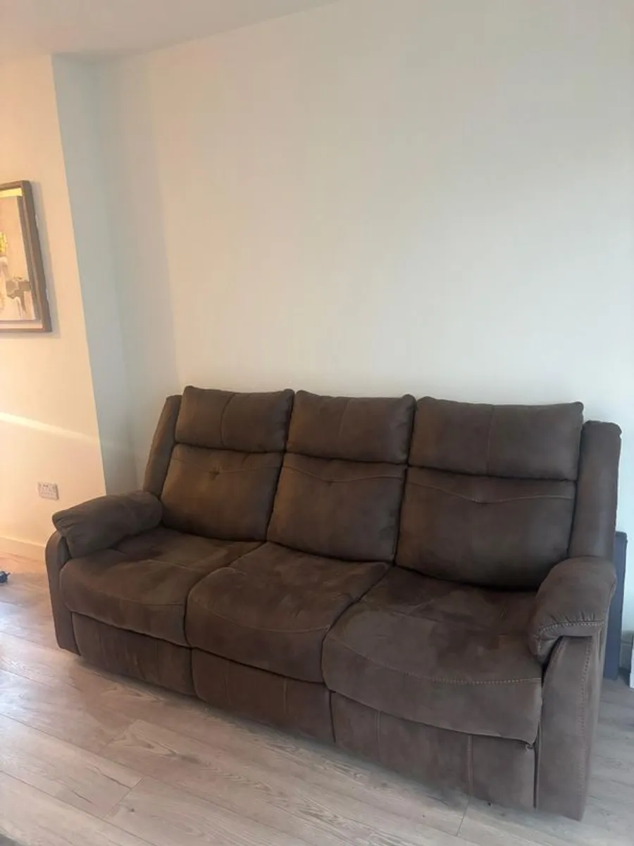 Recliner sofa + free cushions - Image 1