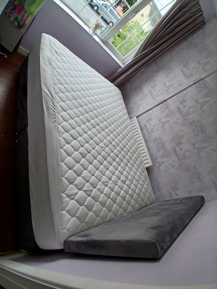 Bed - Image 1