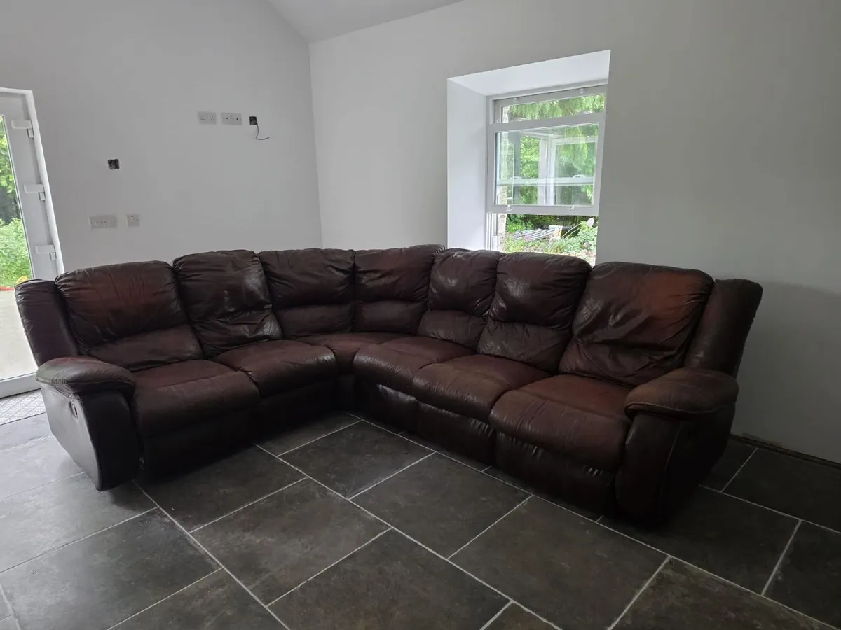 6 SEATER LEATHER CORNER  COUCH  2 ENDS RECLINE - Image 1