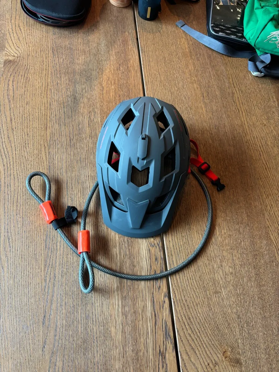 Helmet & lock - Image 2