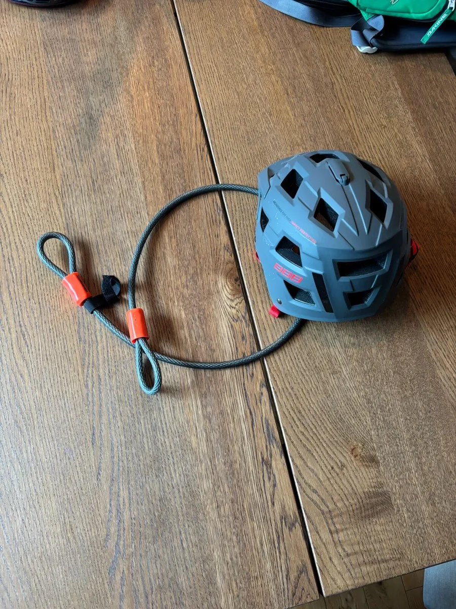 Helmet & lock - Image 3