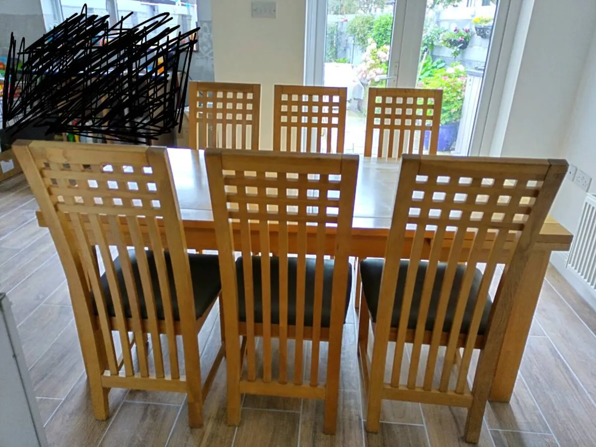 Table and chairs - Image 1