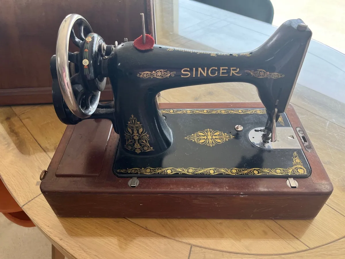 Singer sewing machine - Image 1