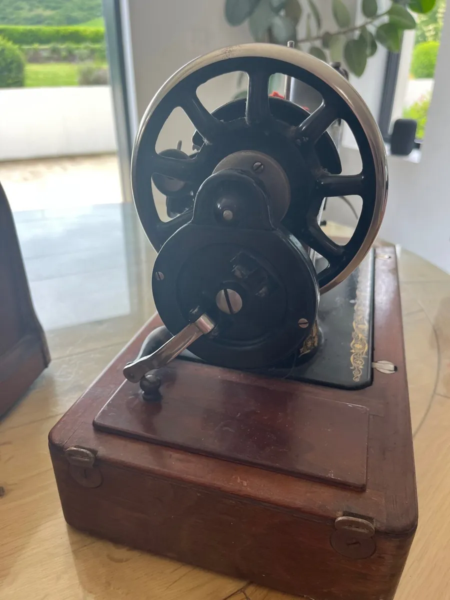 Singer sewing machine - Image 2