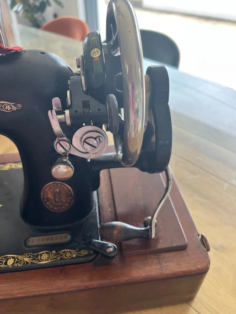 Singer sewing machine - Image 3