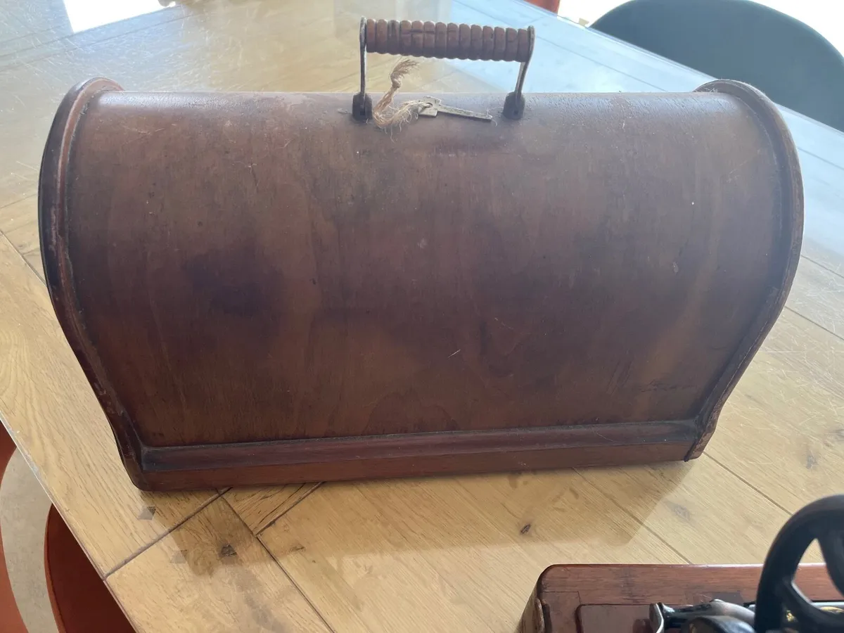 Singer sewing machine - Image 4