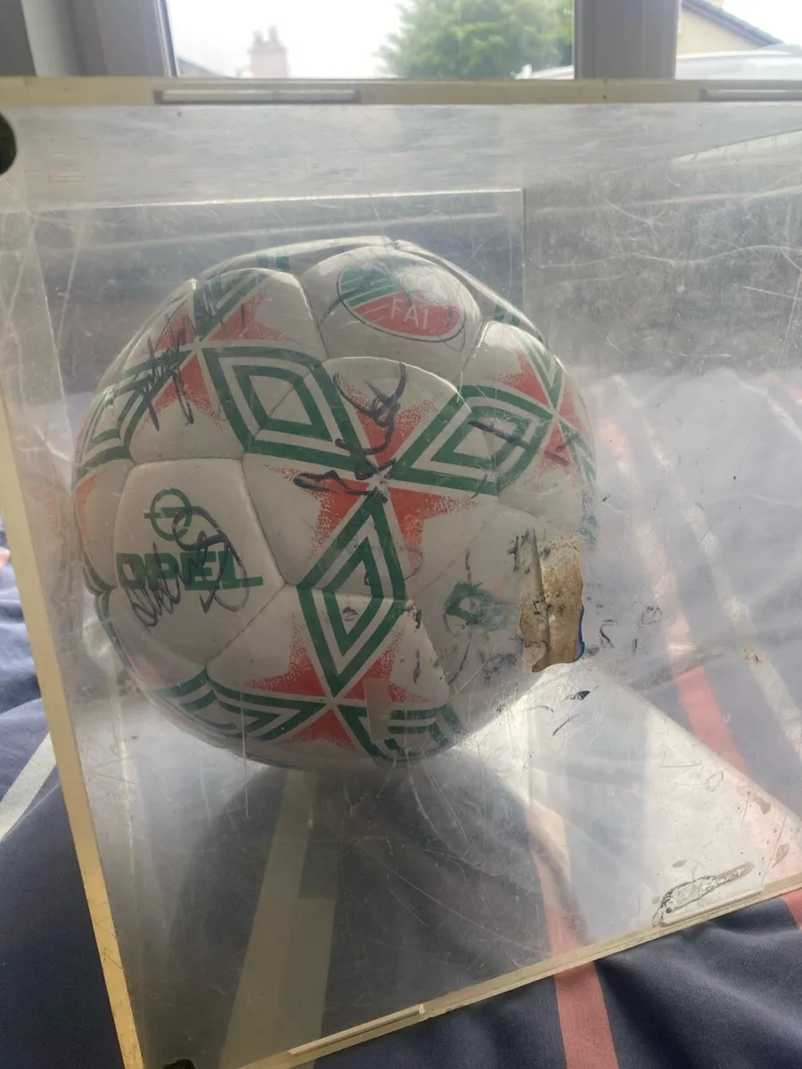 irish italian 90 ball sighned by all players - Image 2