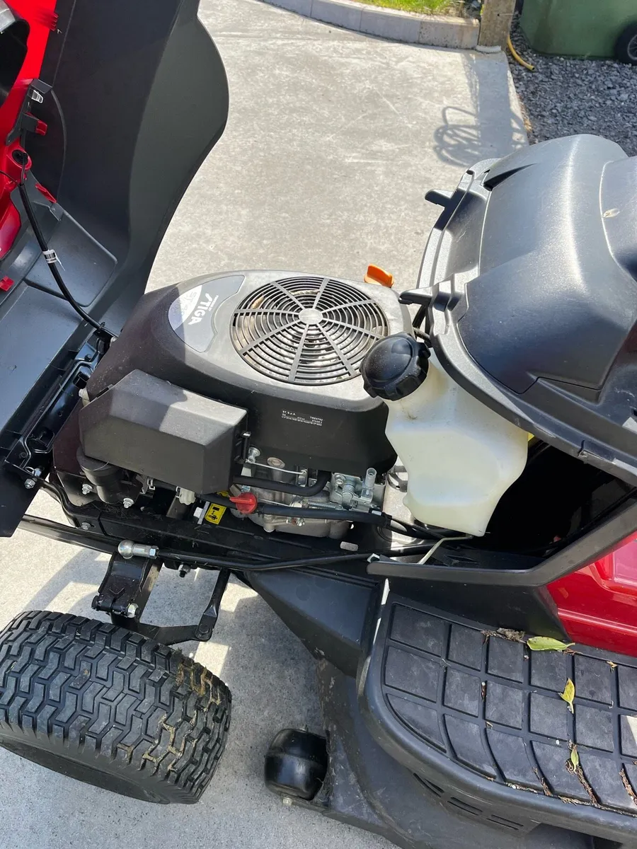 Ride on lawnmower - Image 1