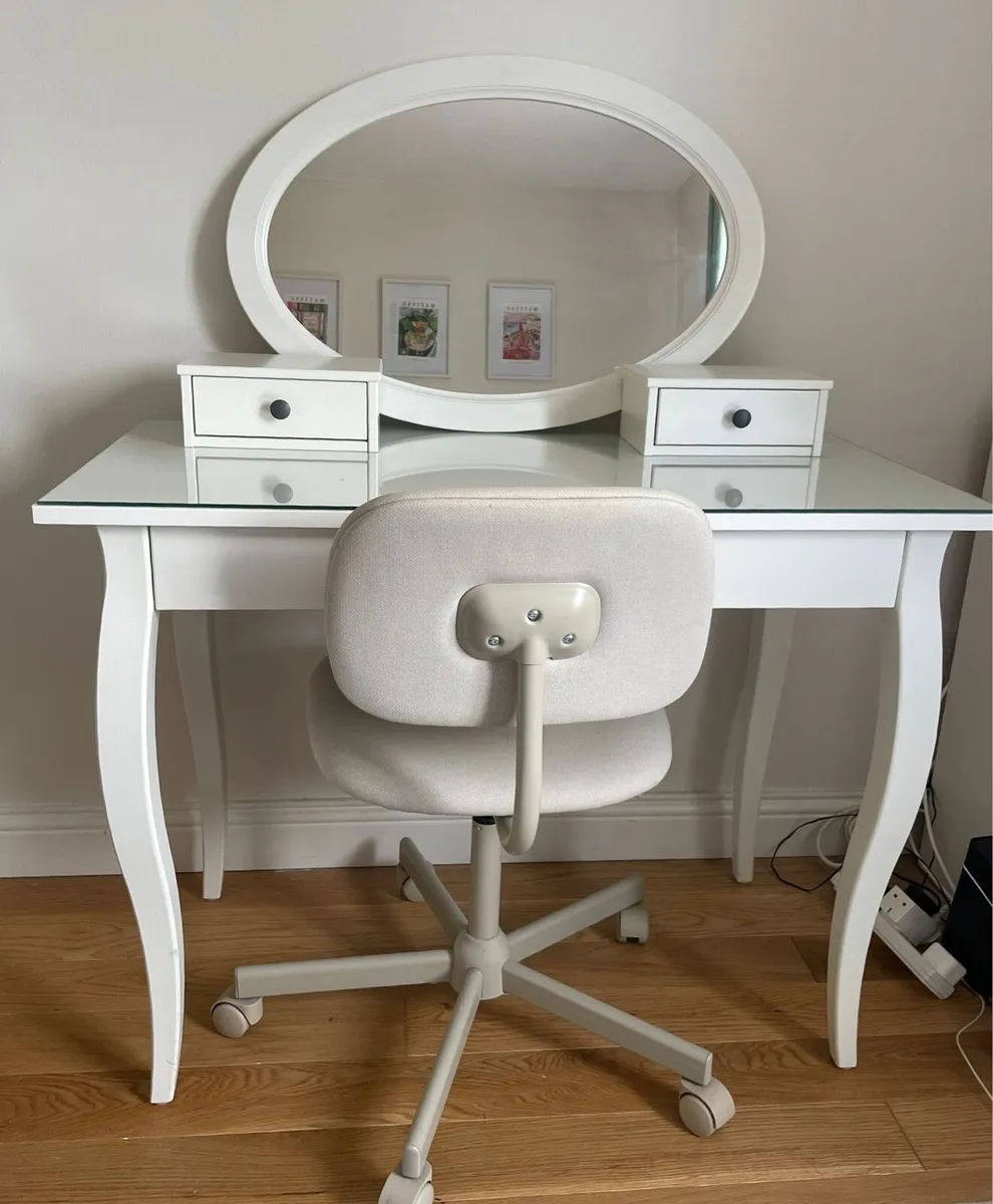 Dressing table, mirror and chair. - Image 2