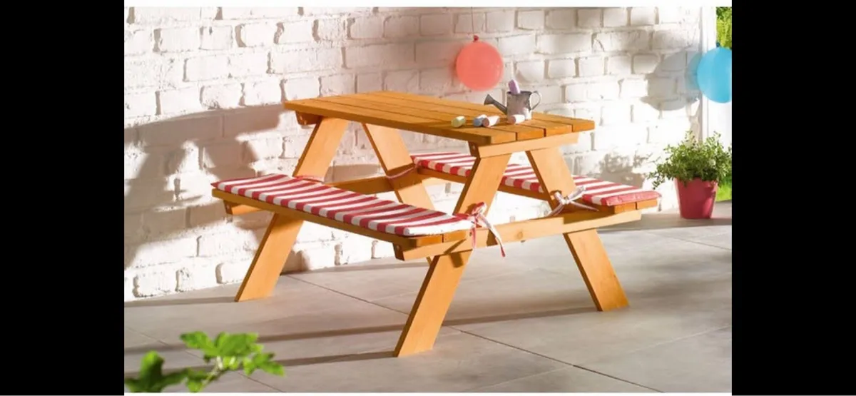 Children’s picnic table - Image 1