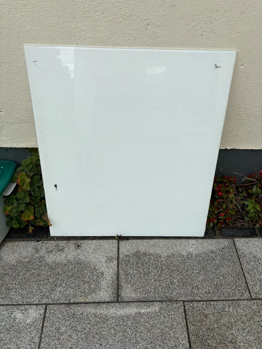 Glass splashback - Image 1