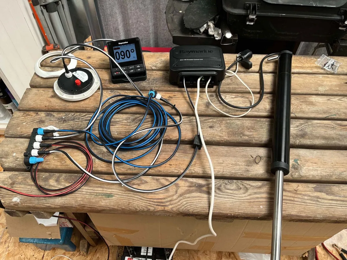 Raymarine EV-100 autopilot system tiller driv - Image 1
