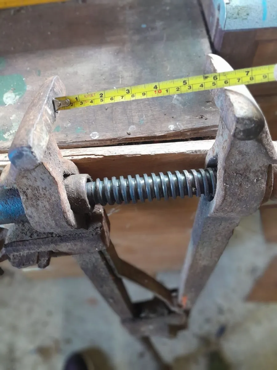 Antique Blacksmith Post Vice / Leg Vice 6" Jaws - Image 2