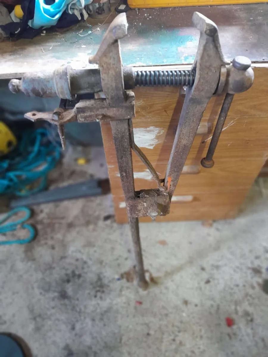 Antique Blacksmith Post Vice / Leg Vice 6" Jaws - Image 1