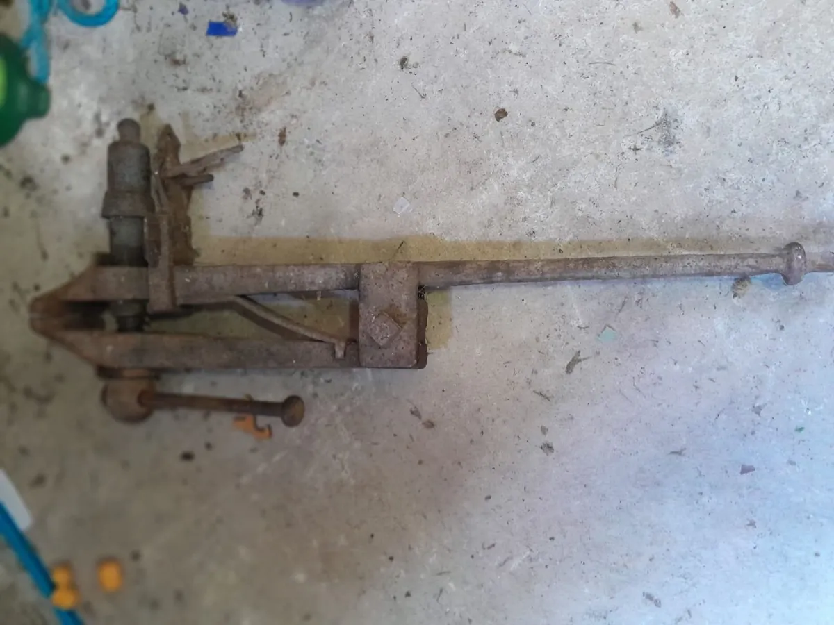 Antique Blacksmith Post Vice / Leg Vice 6" Jaws - Image 4
