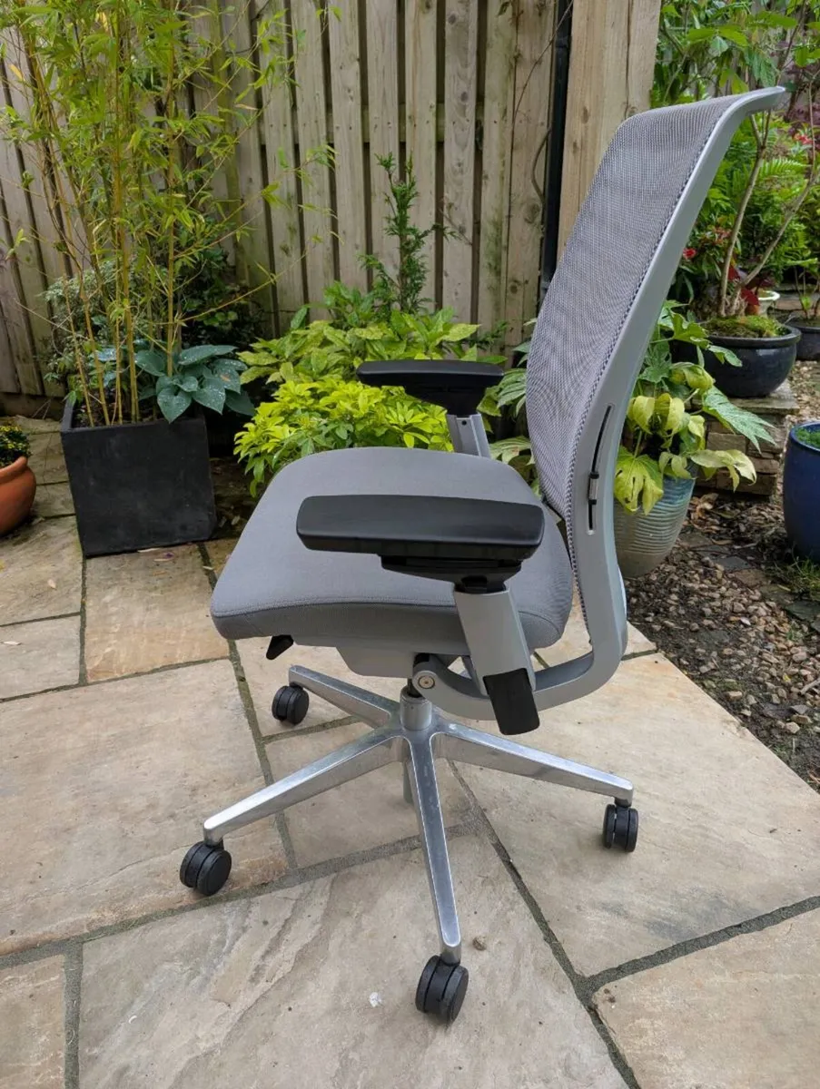 Ergonomic office chair - Image 3