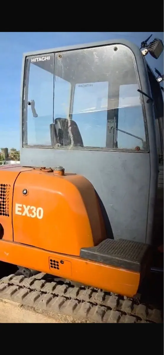 Hitachi Ex30 Digger an low loader - Image 4