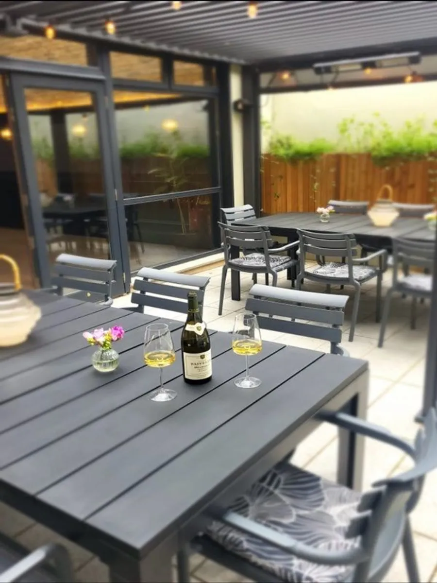 Garden table extendable and 8 chairs. - Image 1