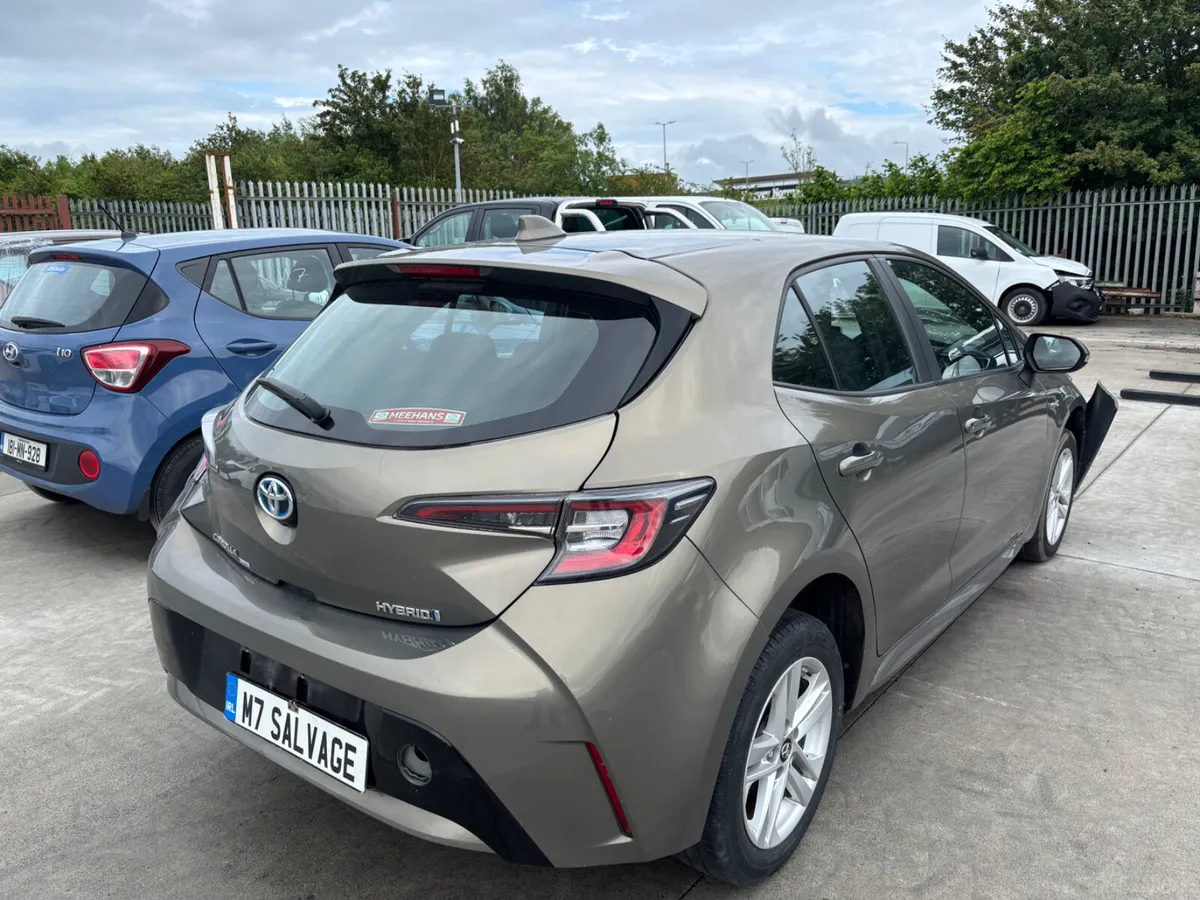 19 Corolla Luna Hybrid 23km Drives V clean - Image 3