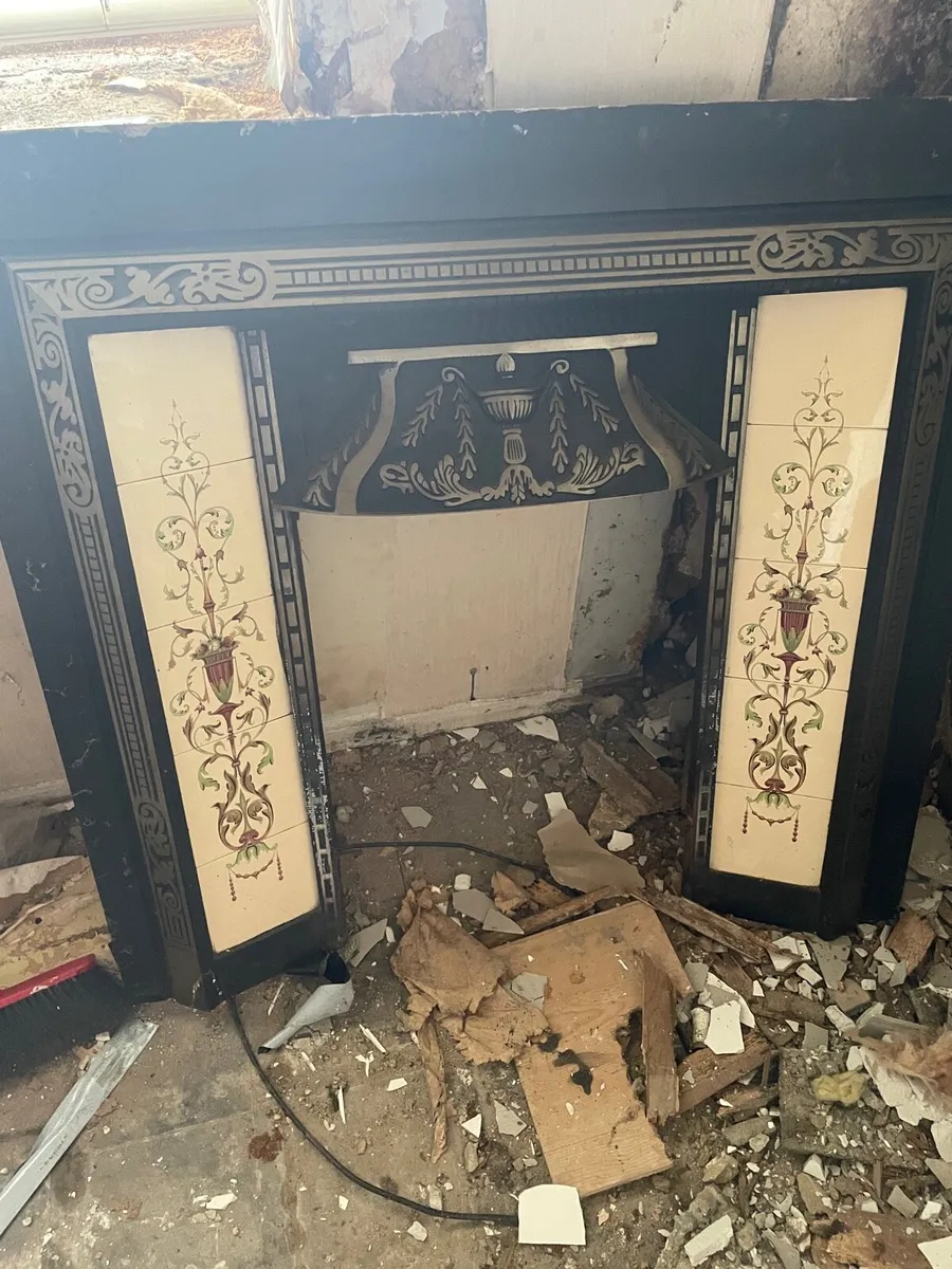 Fire mantle piece and surround. - Image 4
