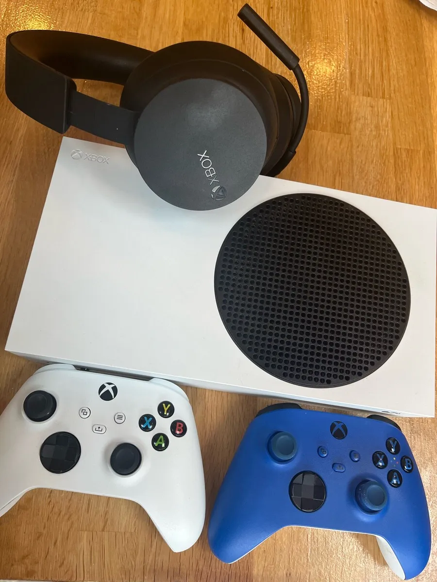XBox Series S 512GB, 2 controllers, headset - Image 1