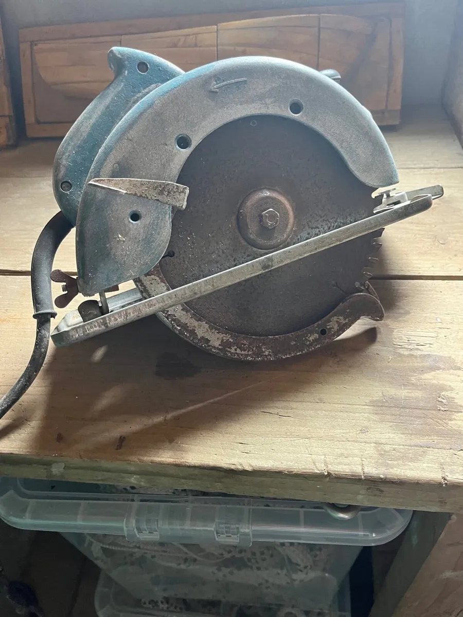 Heavy duty Black & Decker circular saw - Image 1