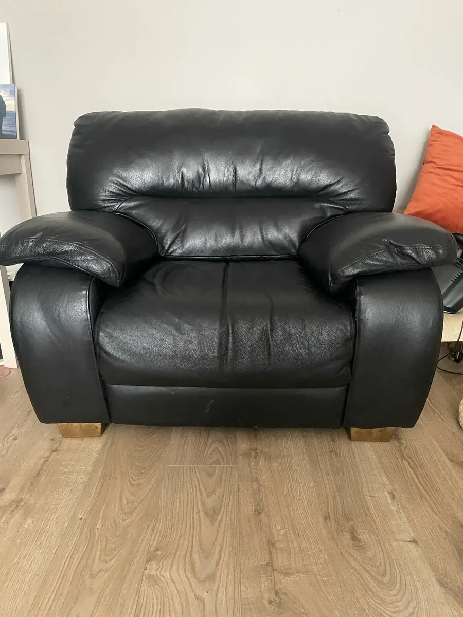 Black leather couch - Image 2