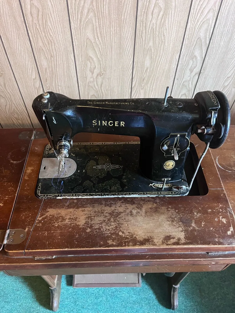 SINGER SEWING MACHINE - Image 1
