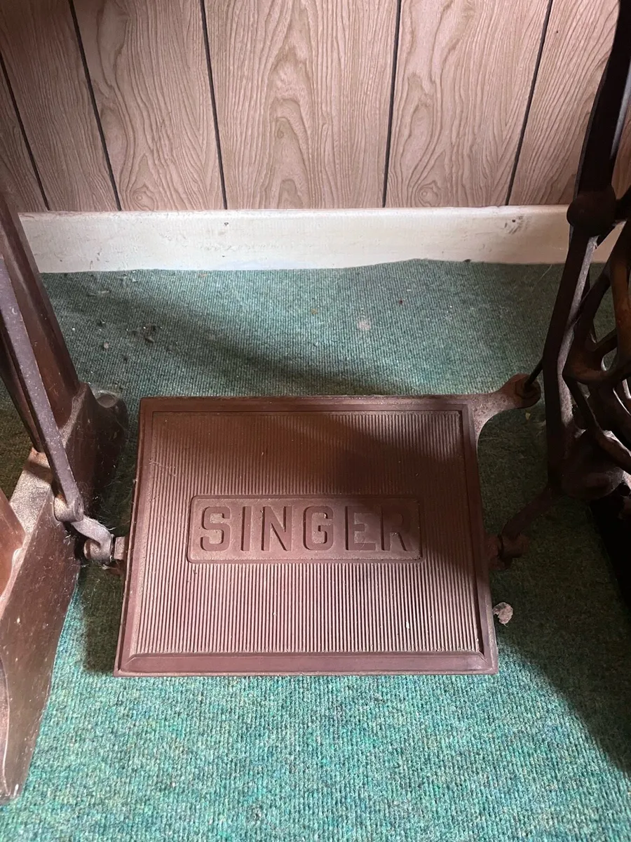 SINGER SEWING MACHINE - Image 2