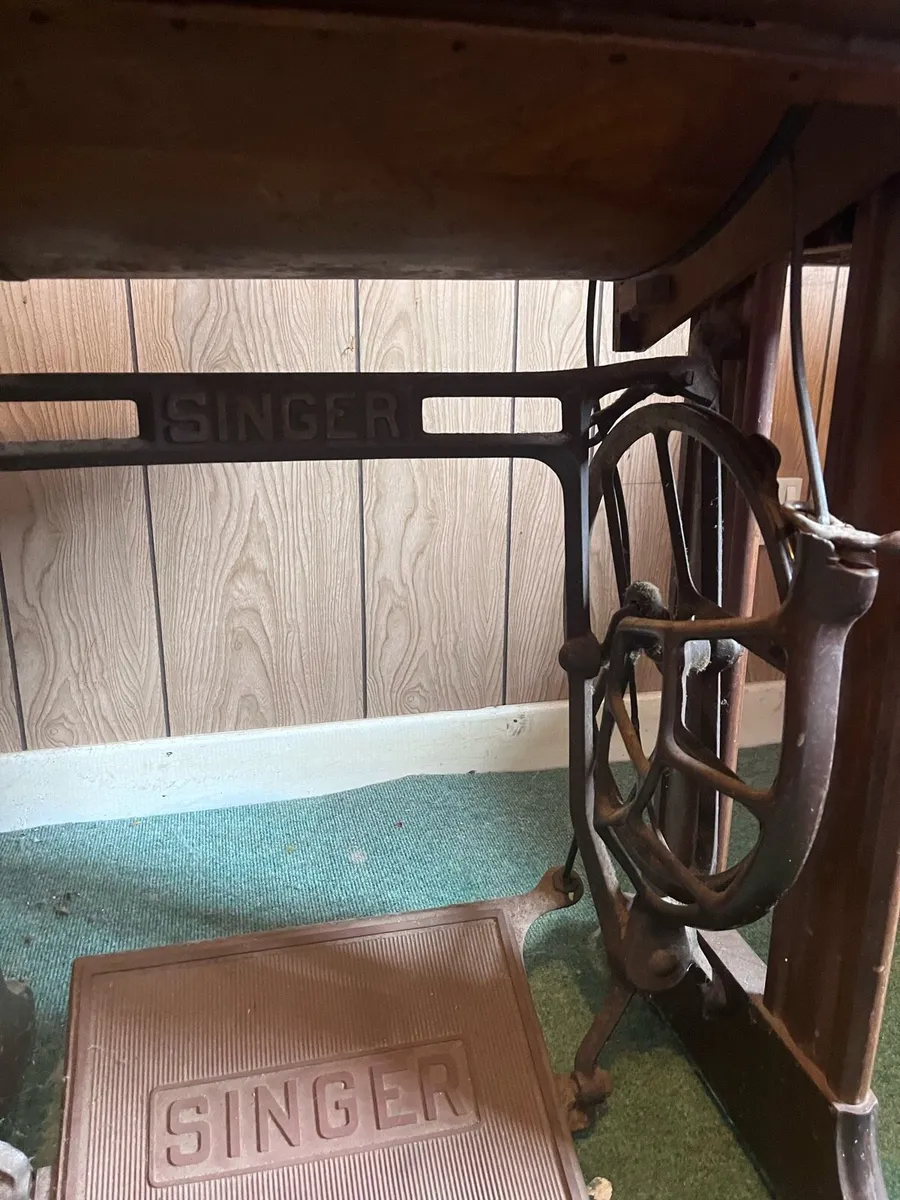 SINGER SEWING MACHINE - Image 3