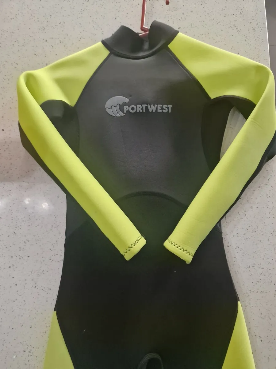 Kid's long sleeve/leg wetsuit 10/11 - Image 1