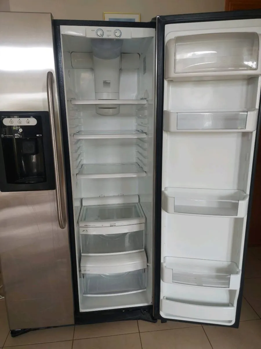 GE American Fridge Freezer - Image 2