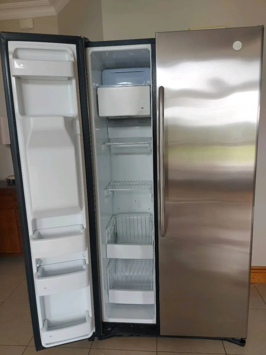GE American Fridge Freezer - Image 3