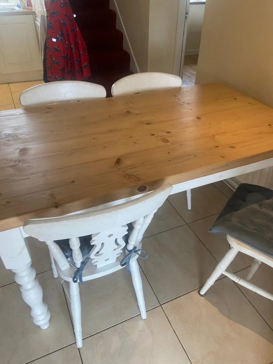 Table and chairs - Image 2