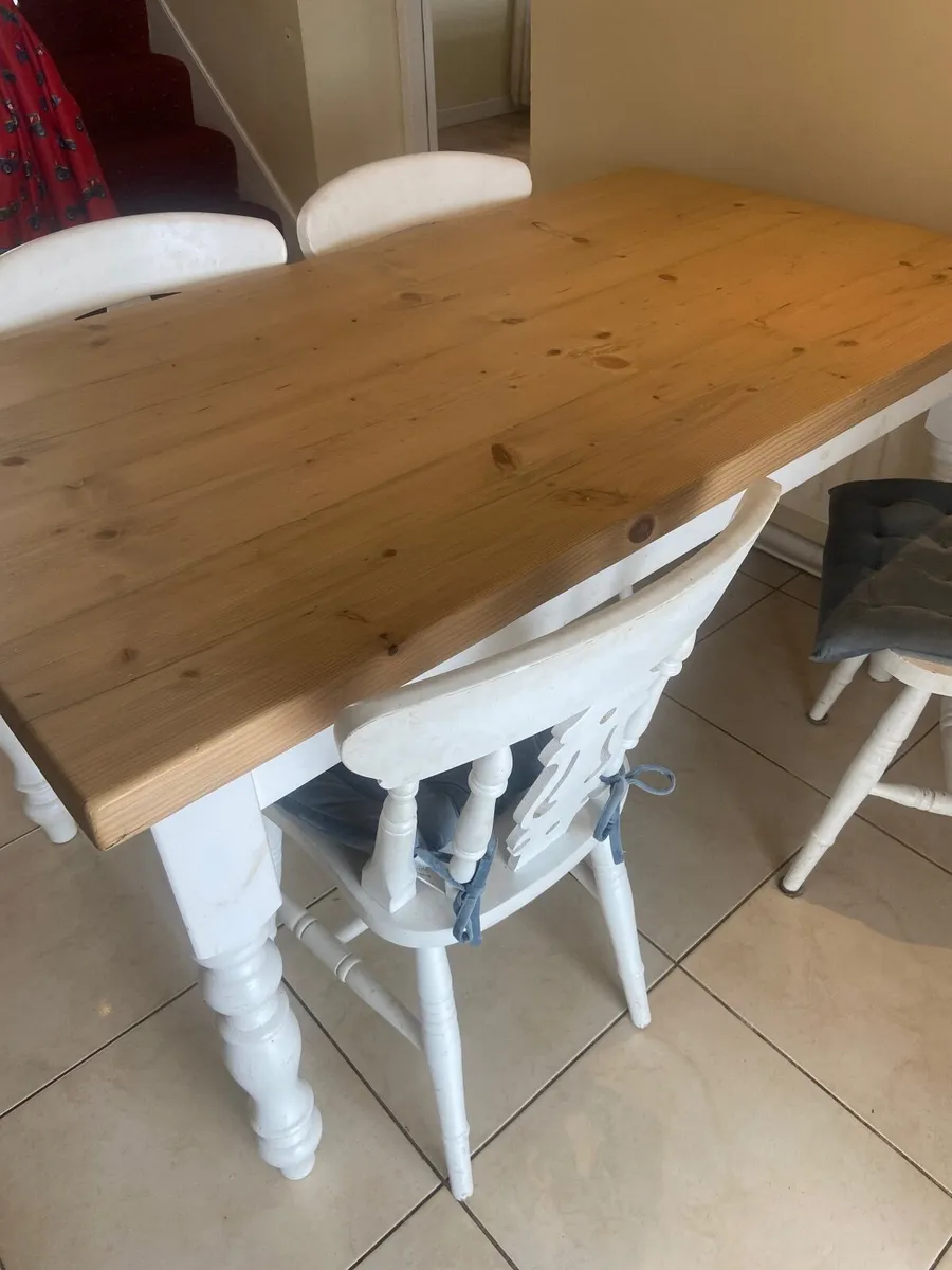 Table and chairs - Image 1