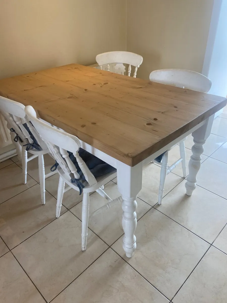 Table and chairs - Image 4