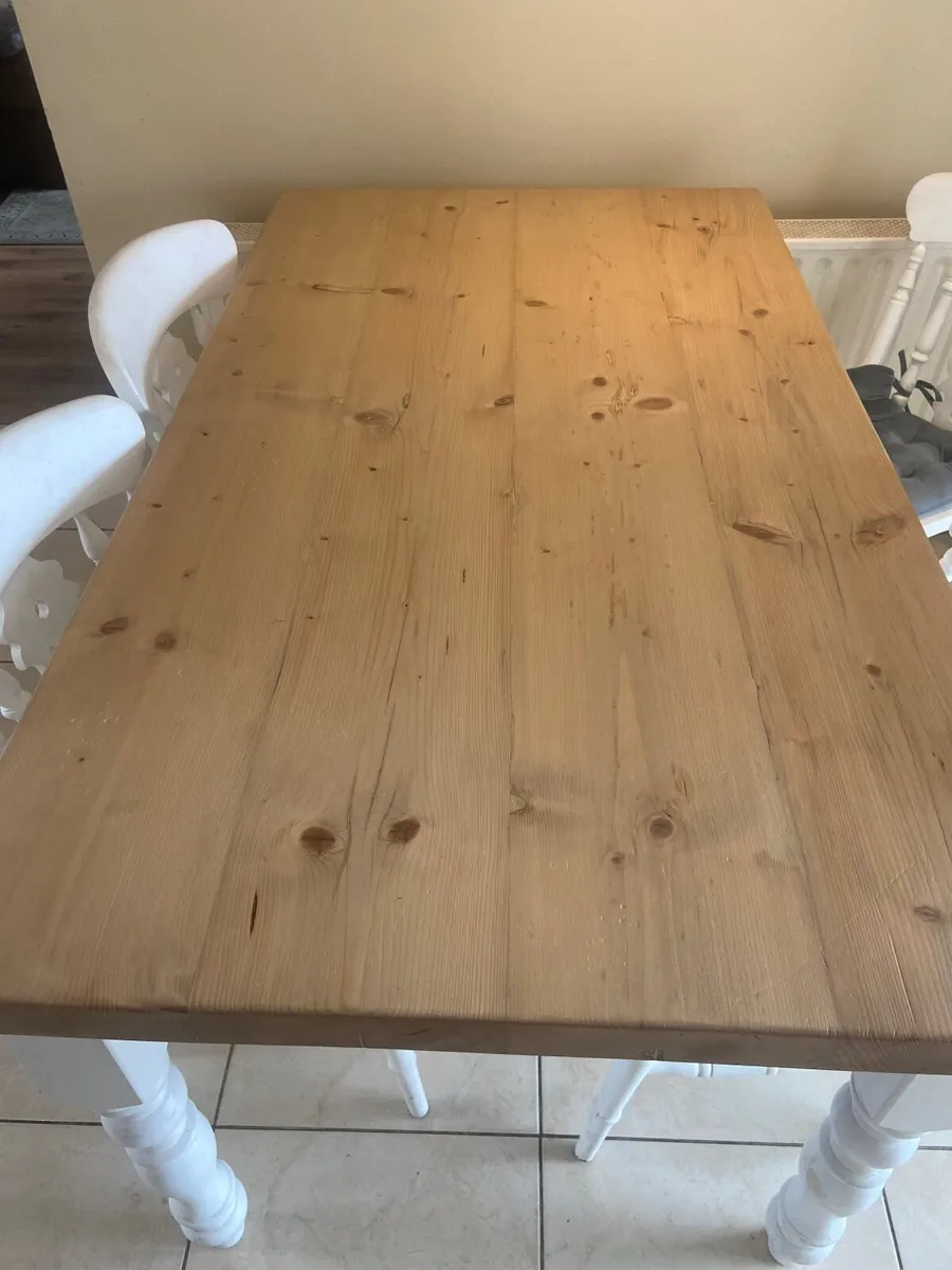 Table and chairs - Image 3