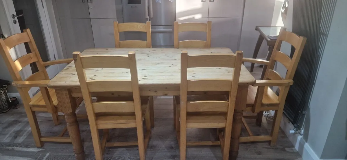 Table and chairs - Image 1
