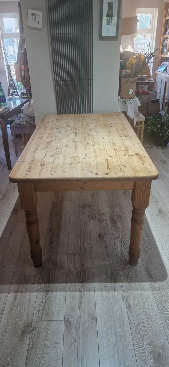 Table and chairs - Image 3