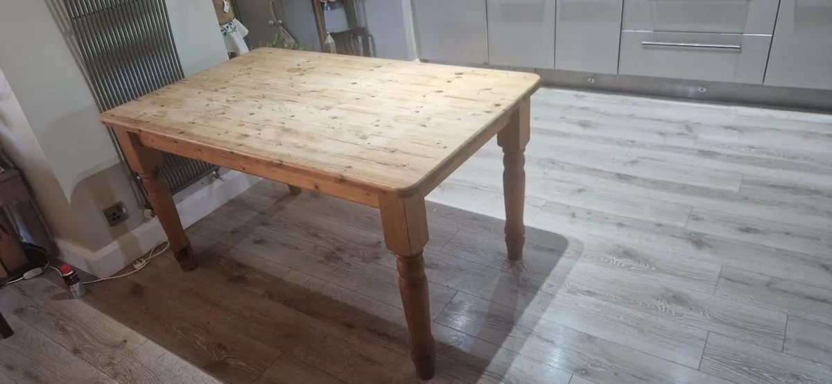 Table and chairs - Image 4