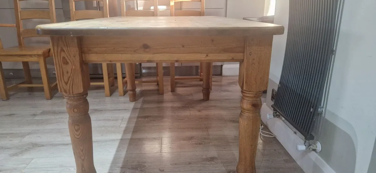 Table and chairs - Image 2