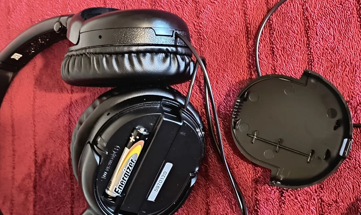 Sony MDR-NC60 Headphones with active noise reducti - Image 1