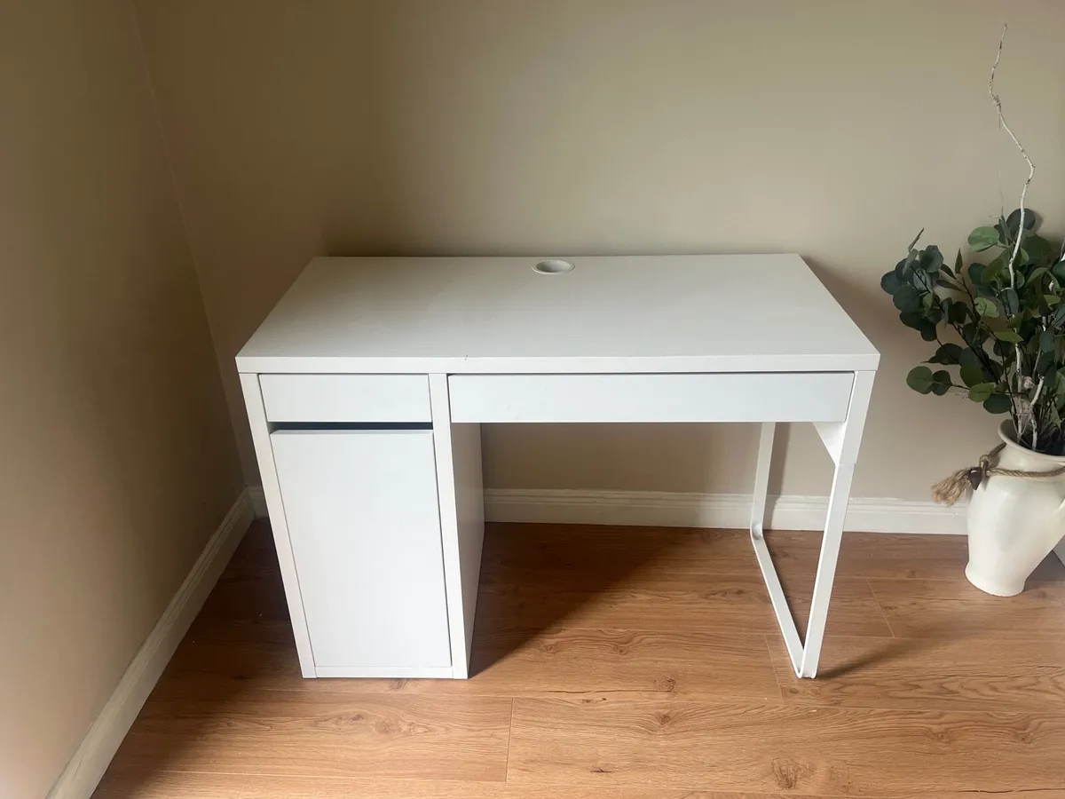 Study desk - Image 1