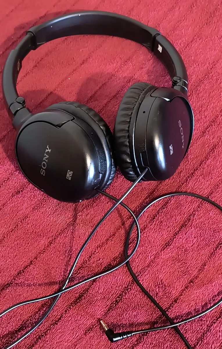 Sony MDR-NC60 Headphones with active noise reducti - Image 1