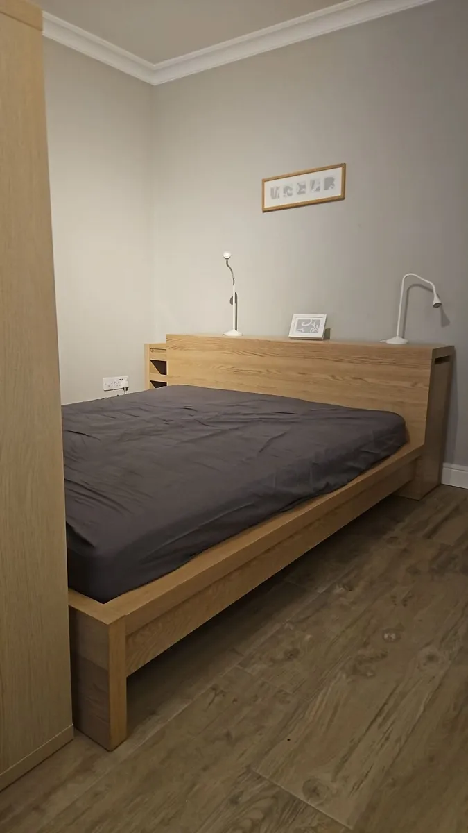 king size bed incl back and bedside tables - Image 1
