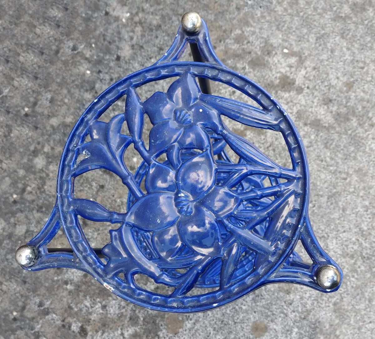 CAST IRON STAND WITH METAL LEGS (USED). - Image 3