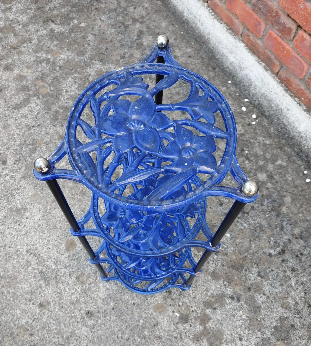 CAST IRON STAND WITH METAL LEGS (USED). - Image 2