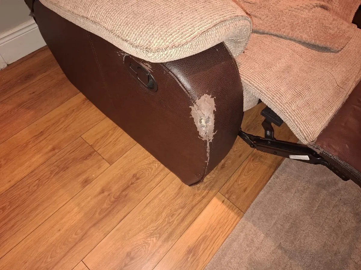 3-2-1 recliner ****FREE**** - Image 4
