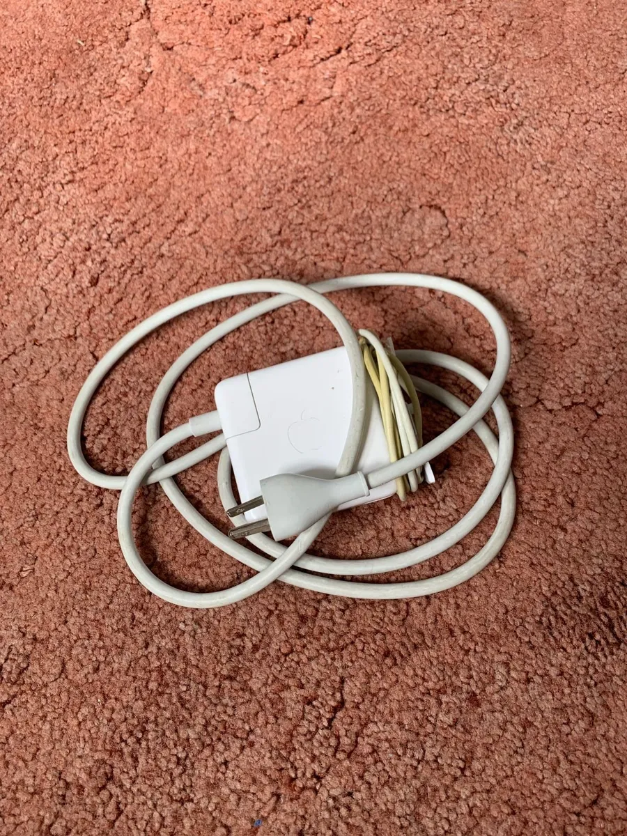 MacBook Pro 13” 2015 - parts or fix + Charger - Image 4