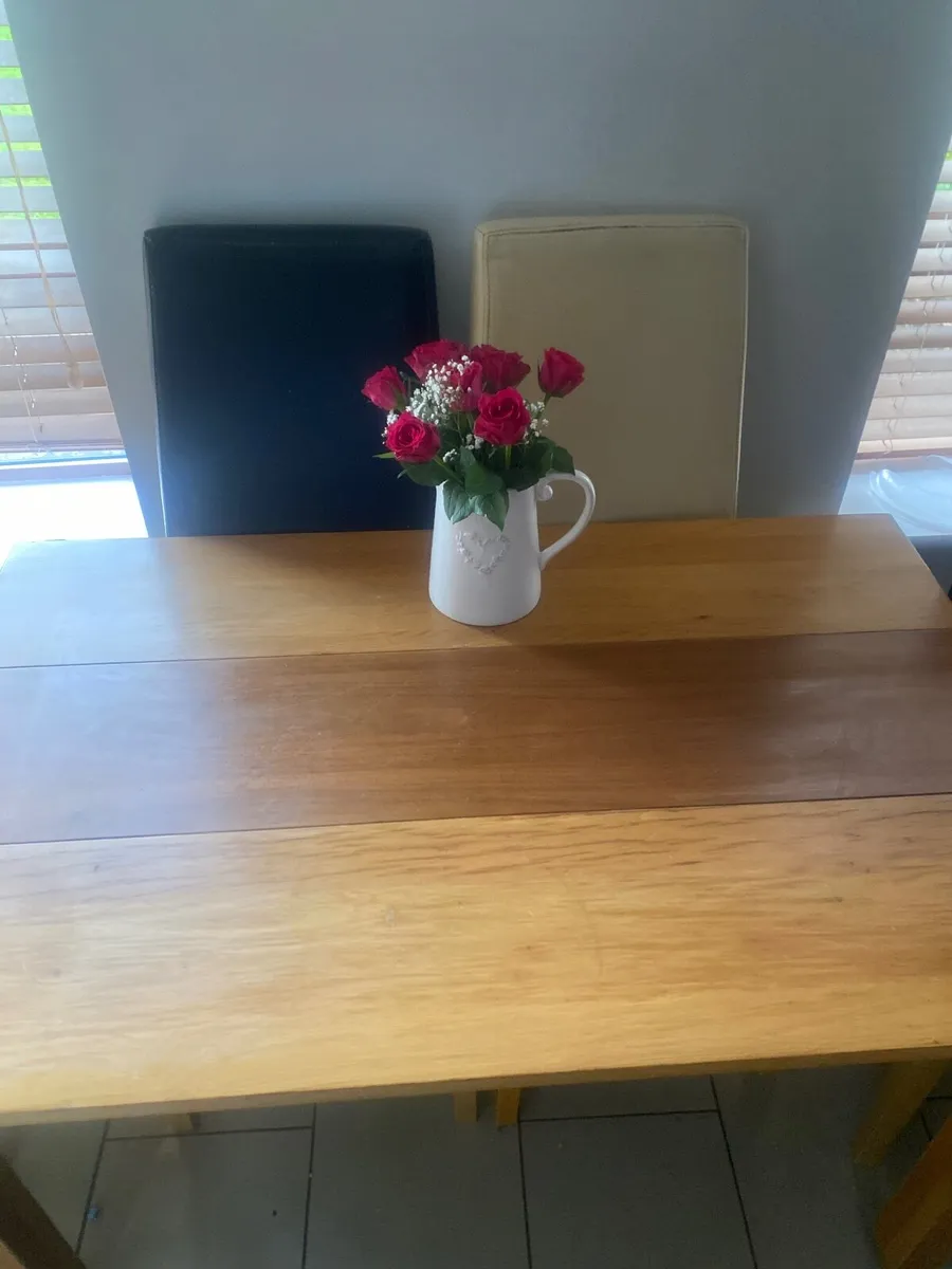 Table and chairs - Image 3